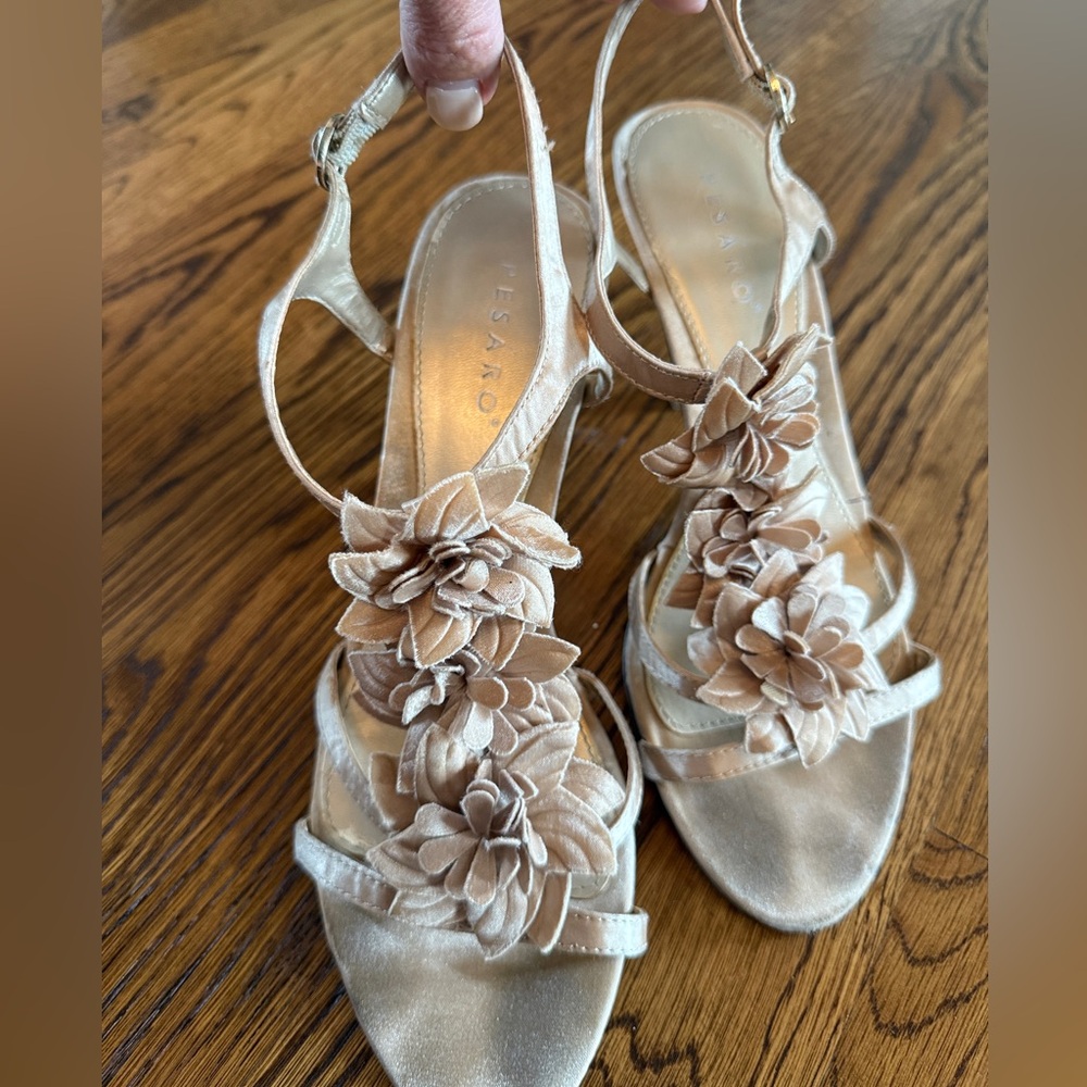 Pesaro Cream nuetral Heels floral detail Elegant Design size 9.5 party, wedding
